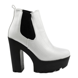 Bottines blanches sur le poteau Zellola