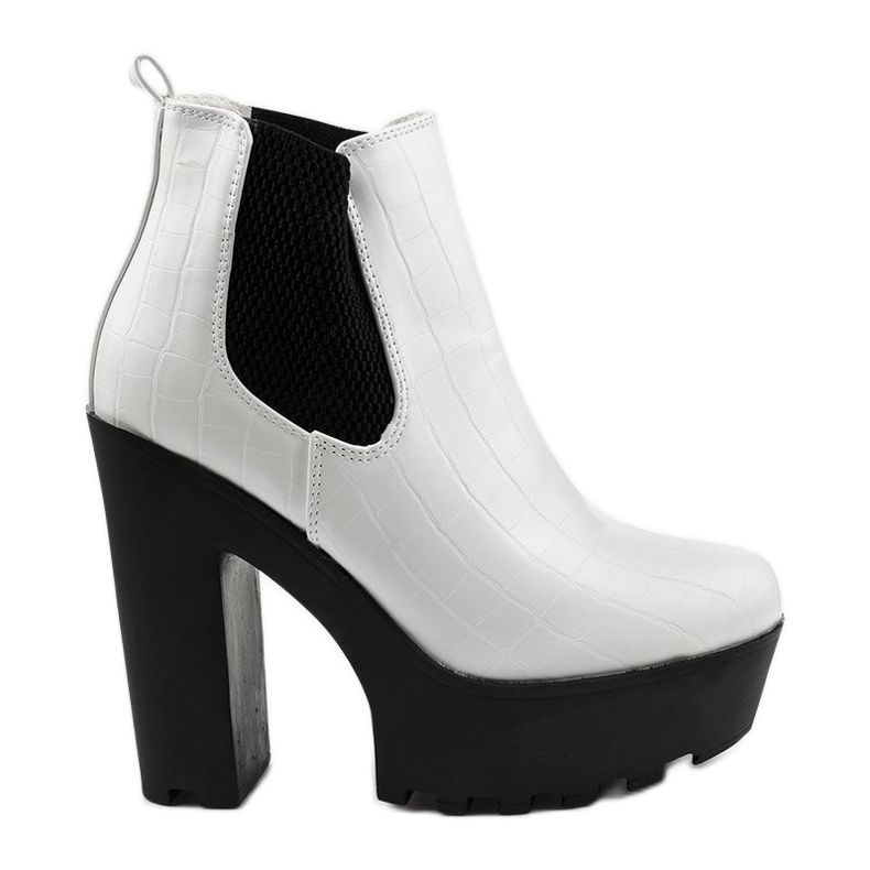 Bottines blanches sur le poteau Zellola