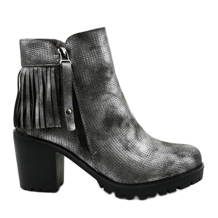 Bottes grises sur le poteau Amar Bottes grises sur le poteau Amar