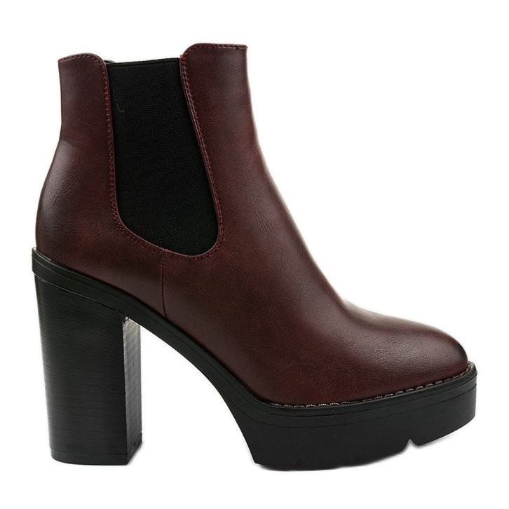 Boots bordeaux sur le post Merela le noir rouge Boots bordeaux sur le post Merela le noir rouge