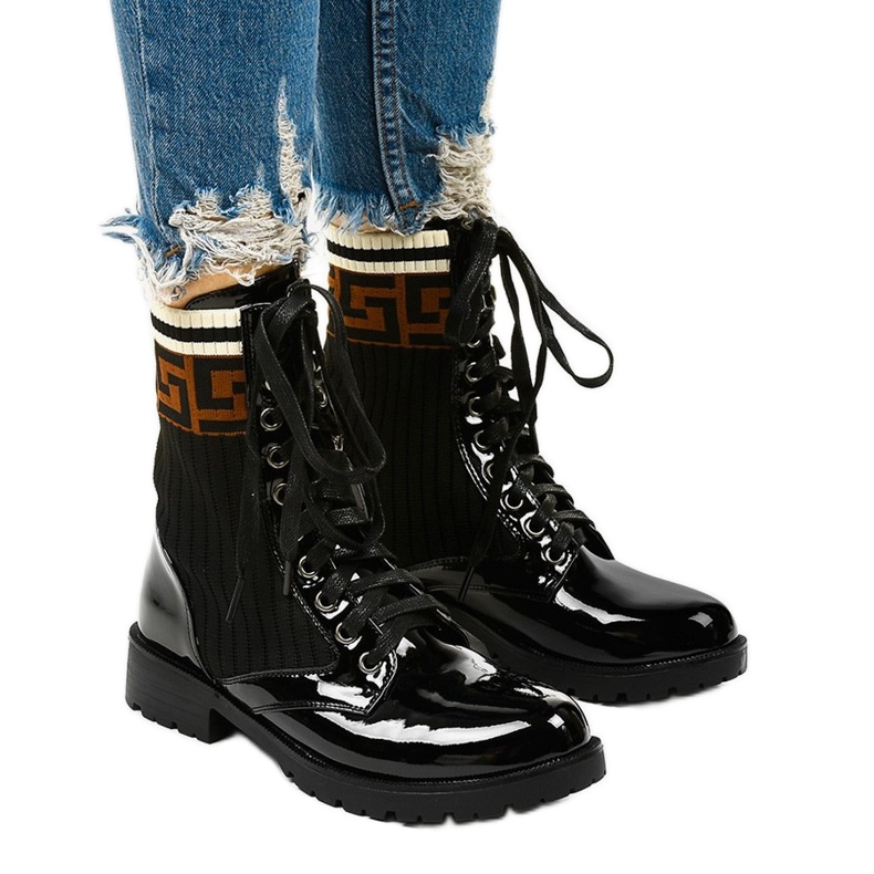 Boots laquées noires avec chaussette Gwynn beige