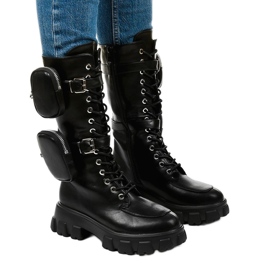 Bottes noires sur une semelle massive de spéculation