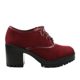Bottines marron lacées sur un bloc Clearfall rouge