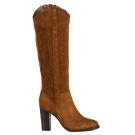 Seastar Bottes élégantes sur un pilier brun