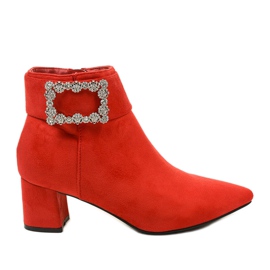 Bottines rouges sur le poteau avec la fermeture éclair Antipodes