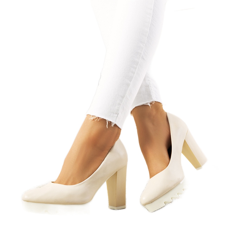 Escarpins beiges sur le poteau Silverbee