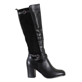 Filippo Bottes sur un pilier noir