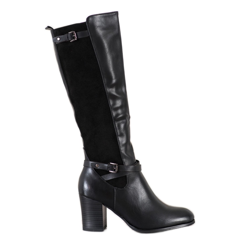 Filippo Bottes sur un pilier le noir