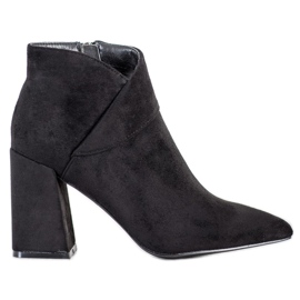 Goodin Bottines en daim sur un bar le noir
