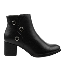 Bottes noires sur le poste d'éco-cuir A8163