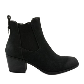 Bottines en daim noir sur un post Tarrenscribe