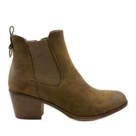 Bottines en daim kaki sur le post Tarrenscribe vert