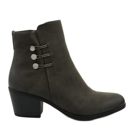 Bottines en daim gris sur le post Keenshaper