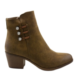 Bottines en daim kaki sur le post Keenshaper vert