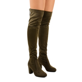 Boots en daim sur le post du kaki Saroris vert