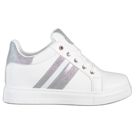 SHELOVET Chaussures de sport sur un coin blanc