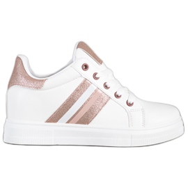 SHELOVET Chaussures de sport sur un coin blanc