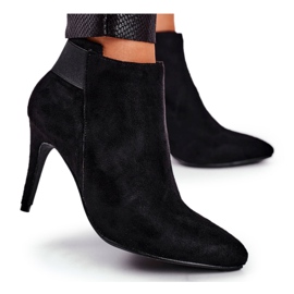 Bottes pour femmes sur un bureau noir à talons hauts le noir