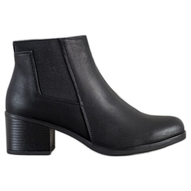 J. Star Bottes sur un poteau noir