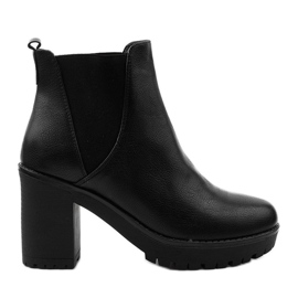 Bottines noires sur le poteau Melidor
