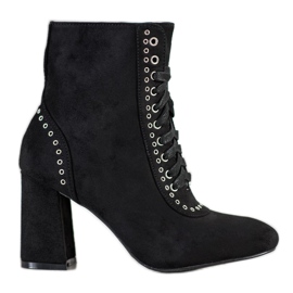 SHELOVET chaussons attachés sur un poteau noir