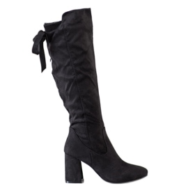 Flyfor Bottes élégantes sur un pilier noir