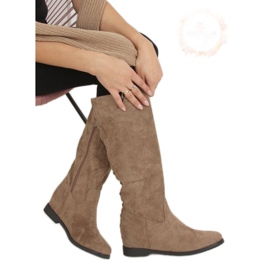 Bottes sur un coin beige caché ST-11P