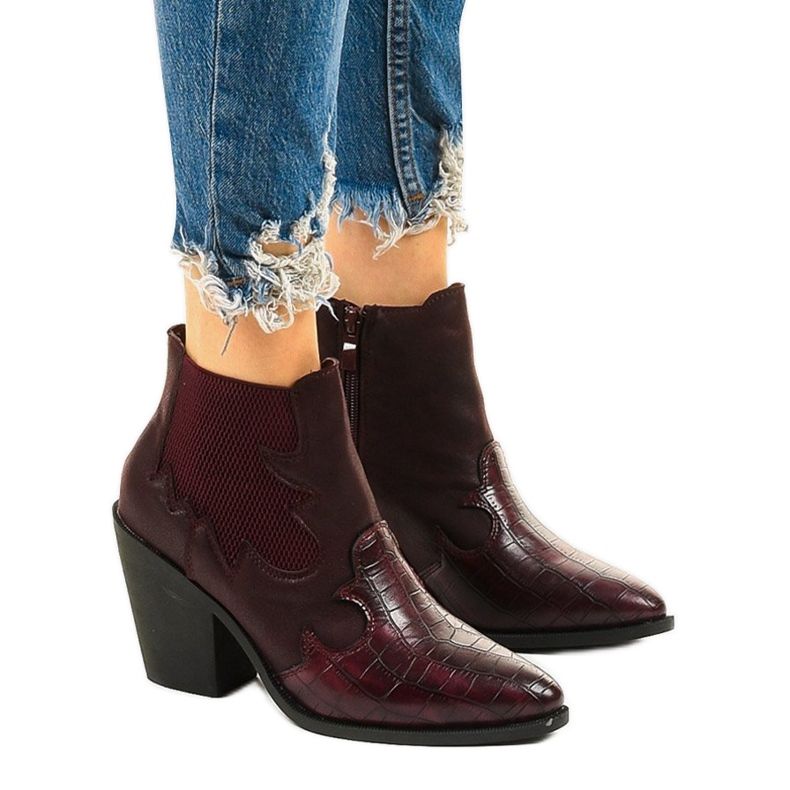 Bottes marron sur le poste de bottes de cowboy Harriet rouge Bottes marron sur le poste de bottes de cowboy Harriet rouge