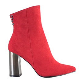 Janessa Bottes à la mode en Spitz rouge