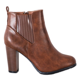 Abloom Bottes confortables sur un pilier brun