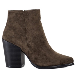 Marquiz Bottes sur un poste large vert