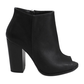 Sarah Black Open Boots sur un poteau le noir
