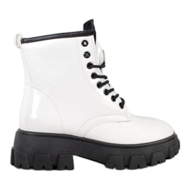 SHELOVET Trappeurs vernis sur la plate-forme blanche SHELOVET Trappeurs vernis sur la plate-forme blanche