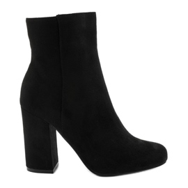 Bottines en daim noir sur le poteau Wenonah