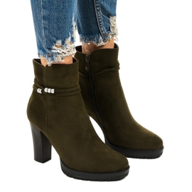 Bottes hautes vertes sur le poteau Vabella