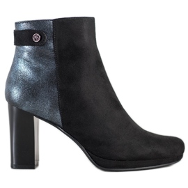 M.Daszyński Bottes sur un poteau le noir