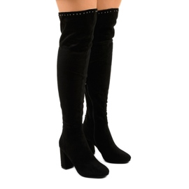 Bottes isolées noires avec tige à jets infrarouges le noir