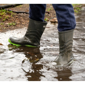 Quel genre de bottes en caoutchouc pour un enfant pour la pluie d'automne ?