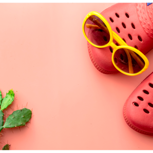 Avec : Crocs