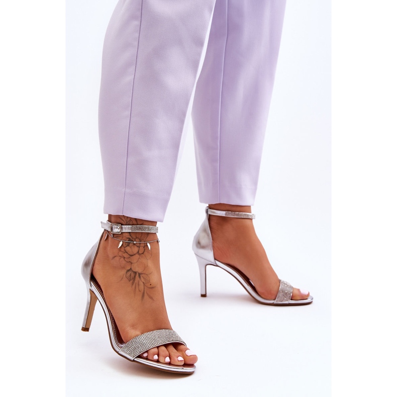 Sandales Femme Sur Un Talon Haut Avec Strass Argent Perfecto 1