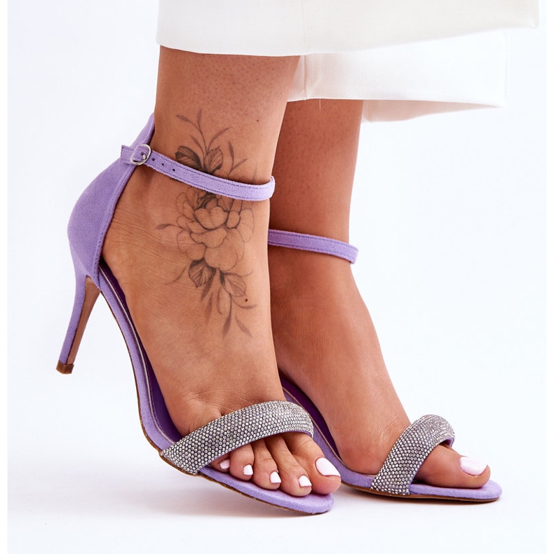 Sandales à talons hauts en daim avec strass violets Moments 1