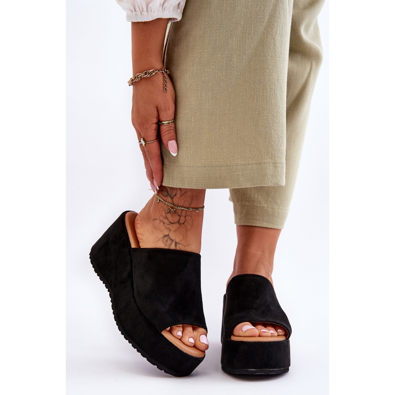 Pantoufles pour femmes sur une plate-forme massive Noir Martina le noir 1