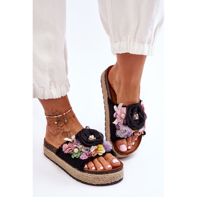 Matière Chaussons Avec Fleurs Noir Nessa le noir 1