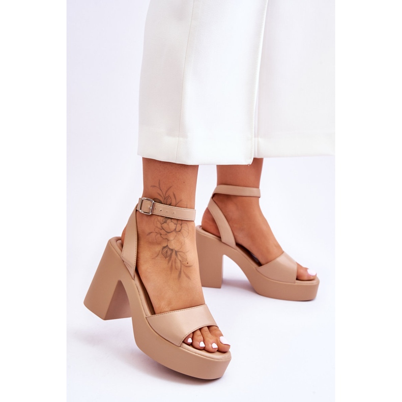 Sandales à la mode sur des talons Karmine beiges massifs 2