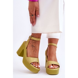 Sandales Karmine citron vert à la mode avec des talons massifs 1