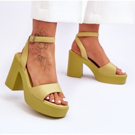 Sandales Karmine citron vert à la mode avec des talons massifs 2