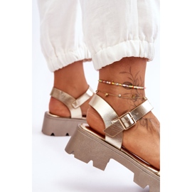 Sandales en cuir pour femme avec ornement Emori doré d'or 2