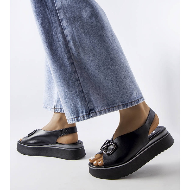 Sandales à plateforme noires avec ornement de Karino le noir 1