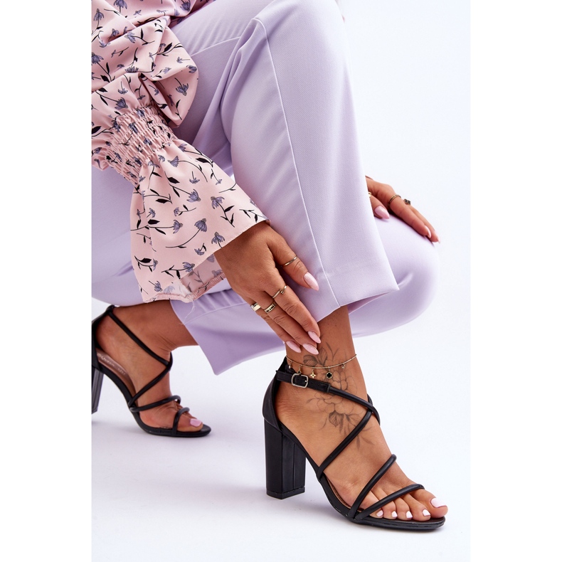 Sandales En Cuir Sur Un Talon Avec Des Rayures Noir La Meria 2