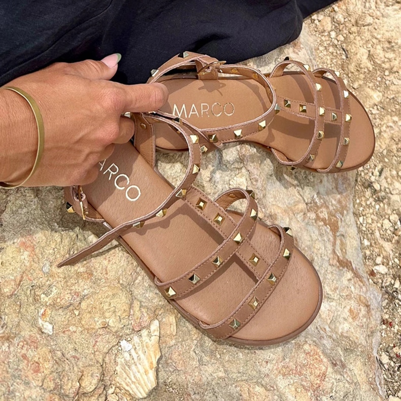 Marco Shoes Sandales en cuir à clous dorés brun 1